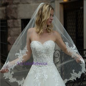 NWOT 🤍 Fingertip Lace Veil in Ivory